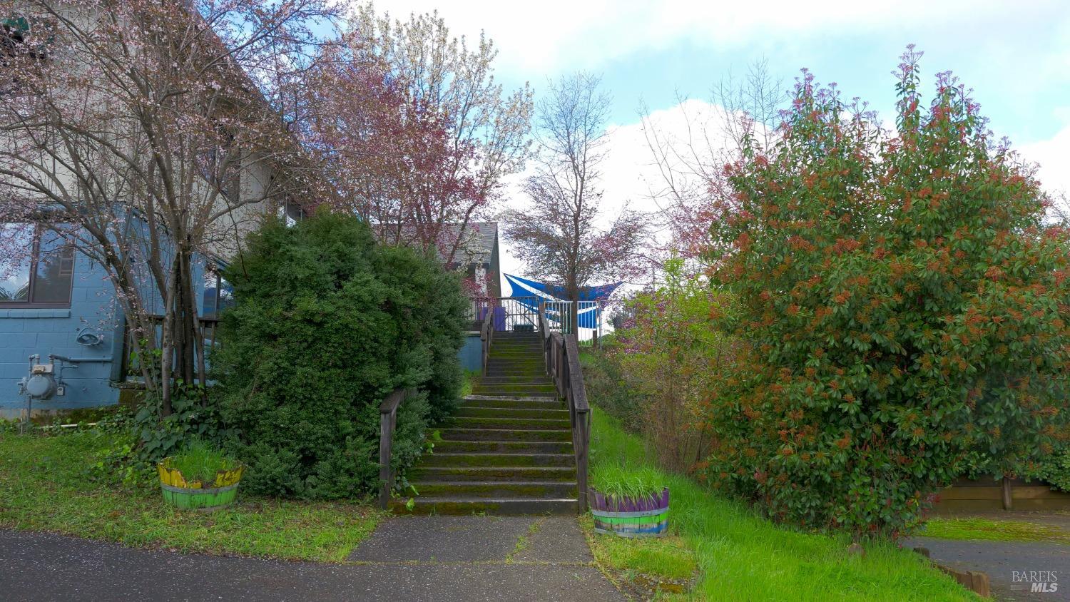 686 S Cloverdale Blvd