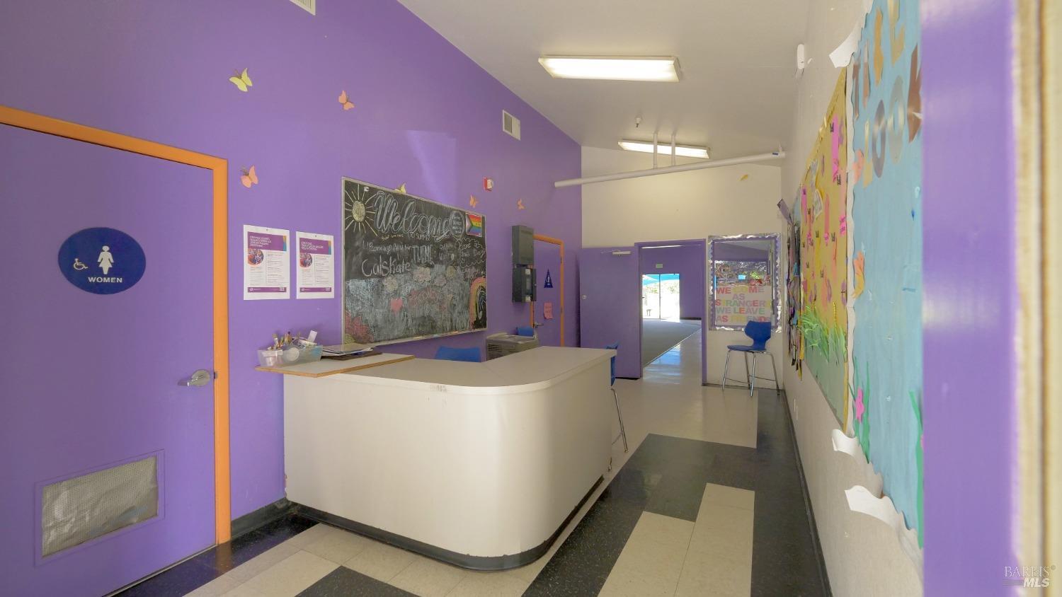 686 S Cloverdale Blvd