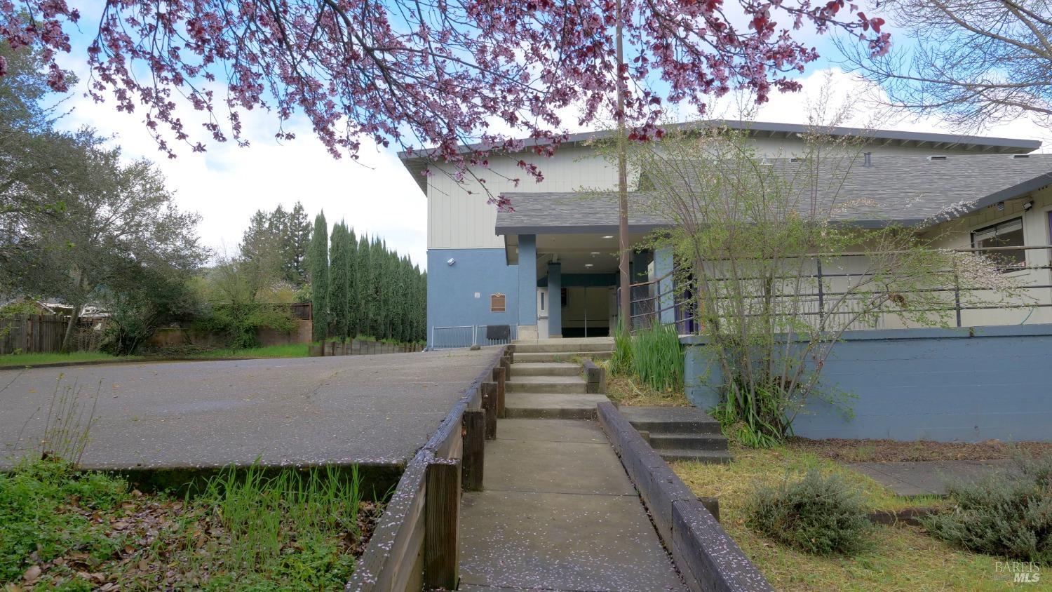 686 S Cloverdale Blvd