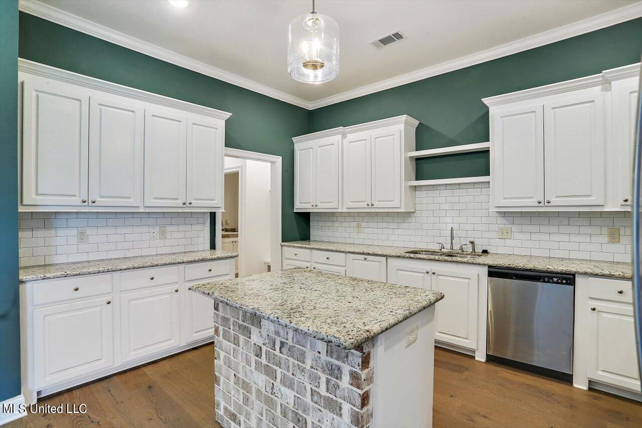 221 Chartleigh Circle