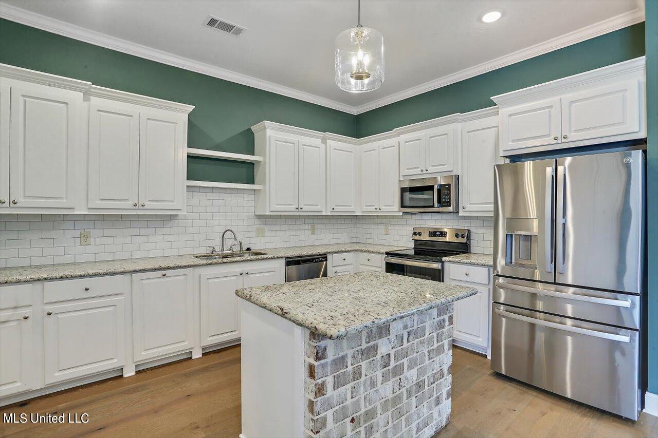 221 Chartleigh Circle