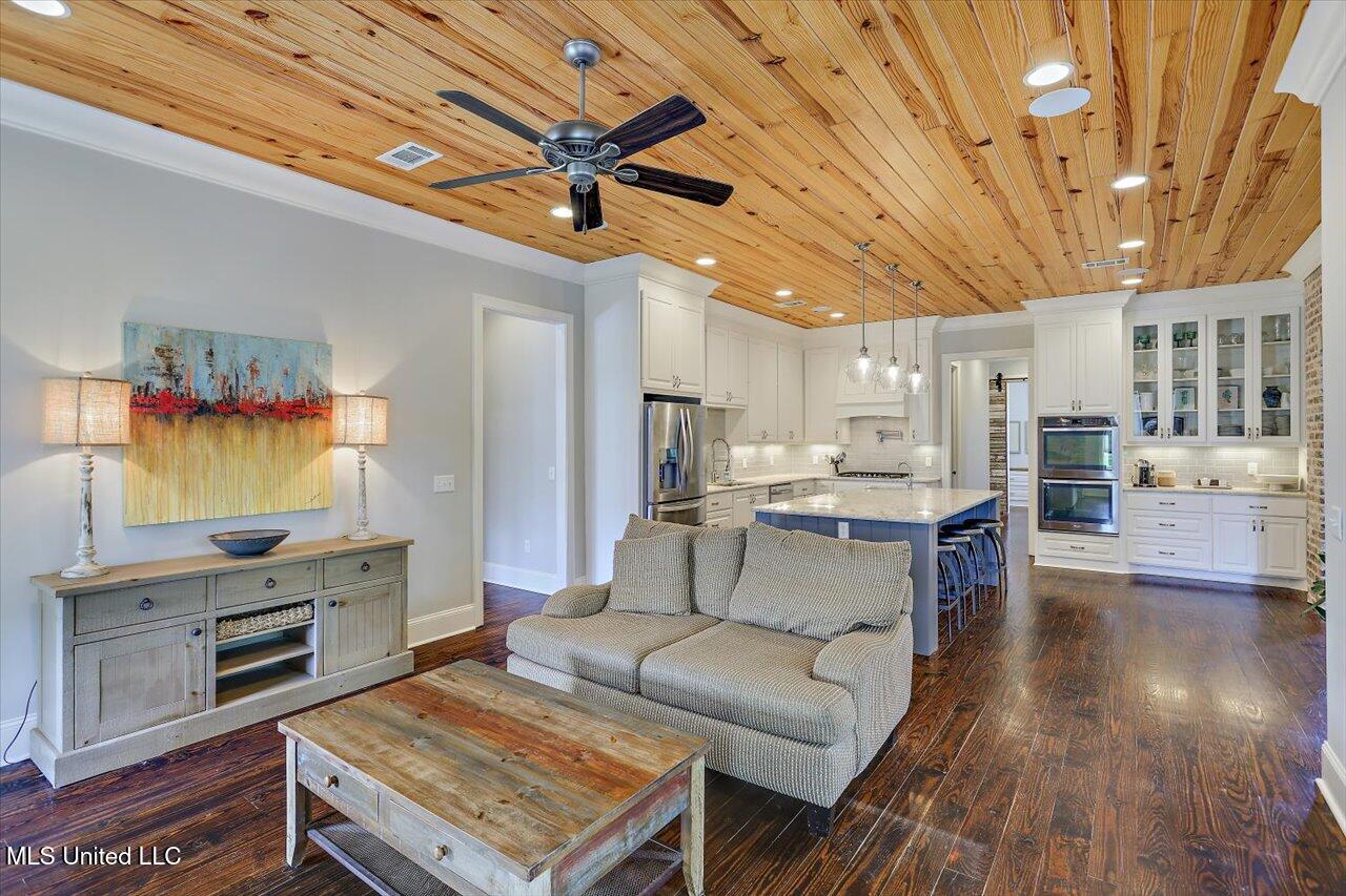 111 Wingspan Way