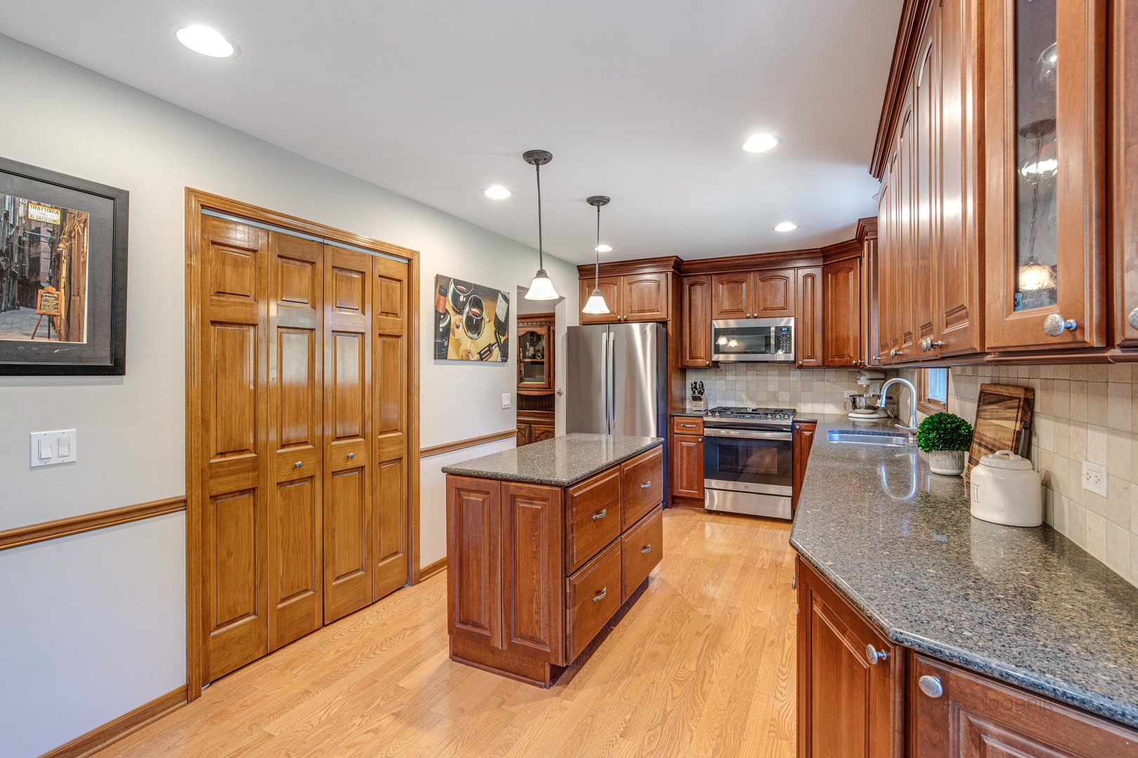 619 N California Avenue