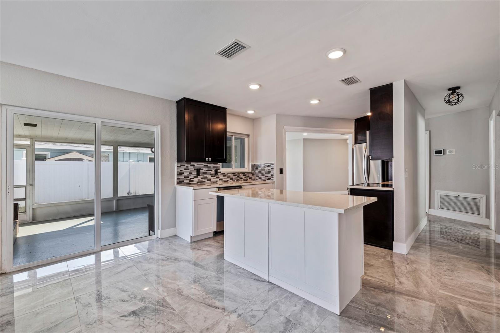 6025 VENETIAN BLVD NE