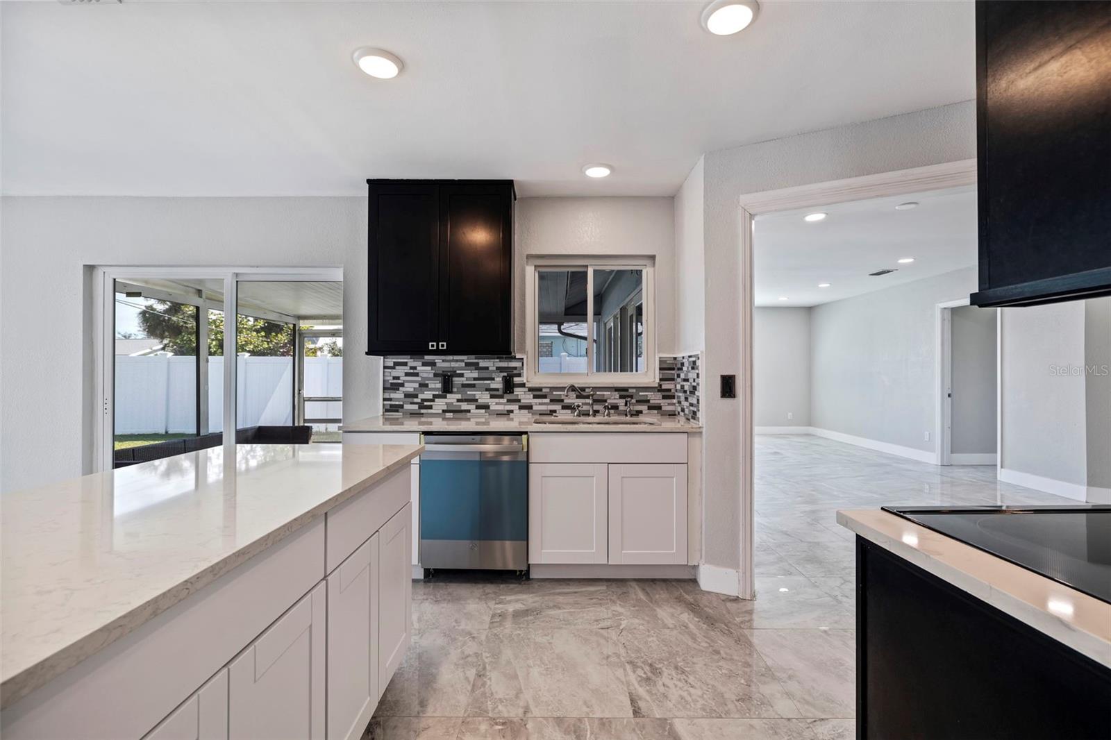 6025 VENETIAN BLVD NE