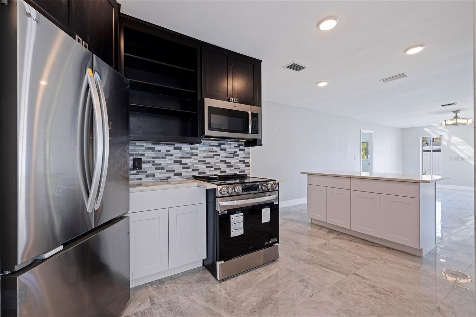 6025 VENETIAN BLVD NE