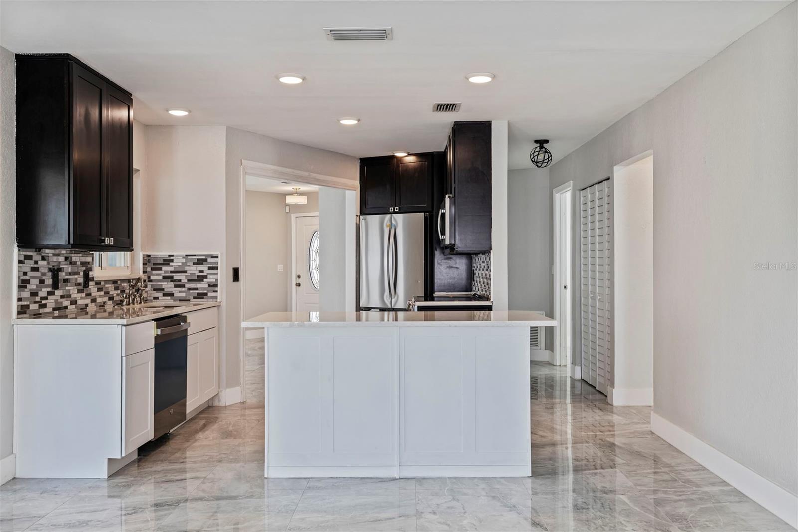 6025 VENETIAN BLVD NE