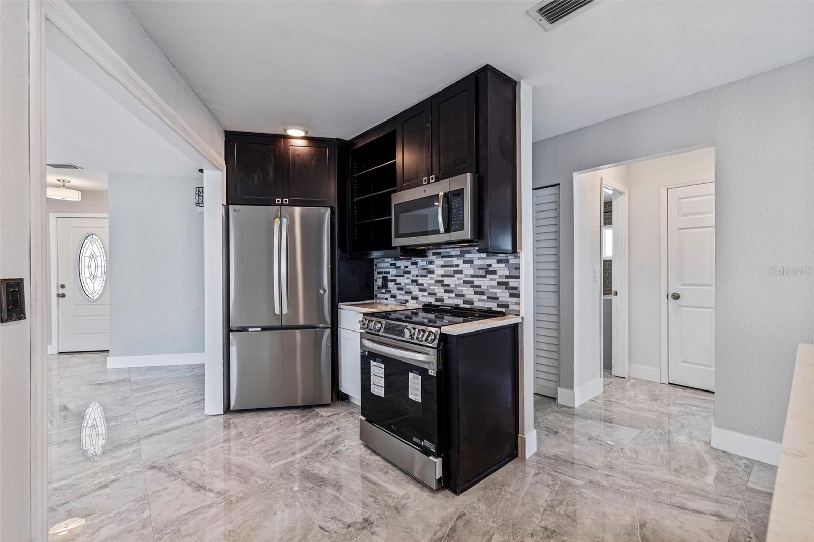 6025 VENETIAN BLVD NE