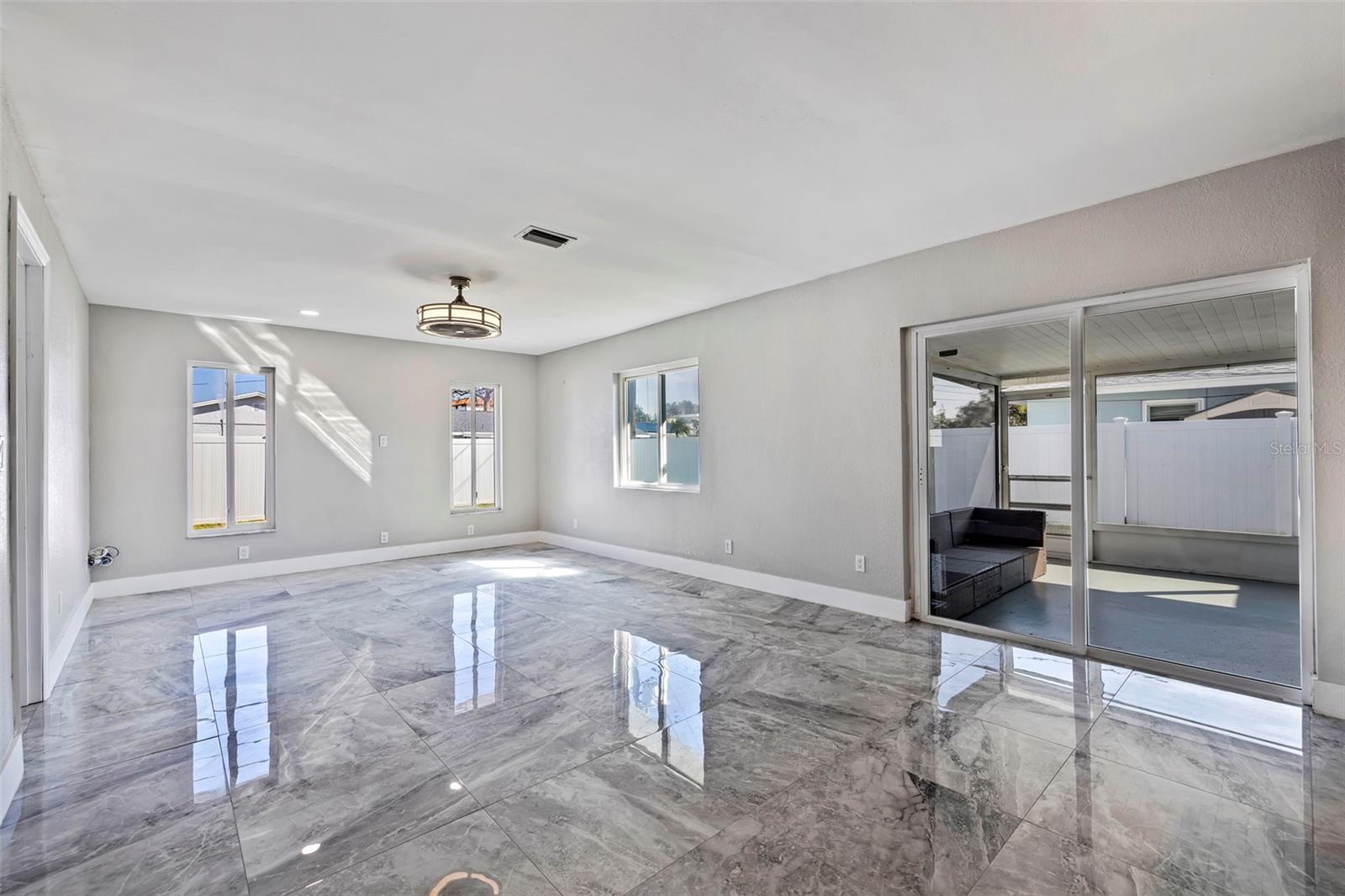 6025 VENETIAN BLVD NE