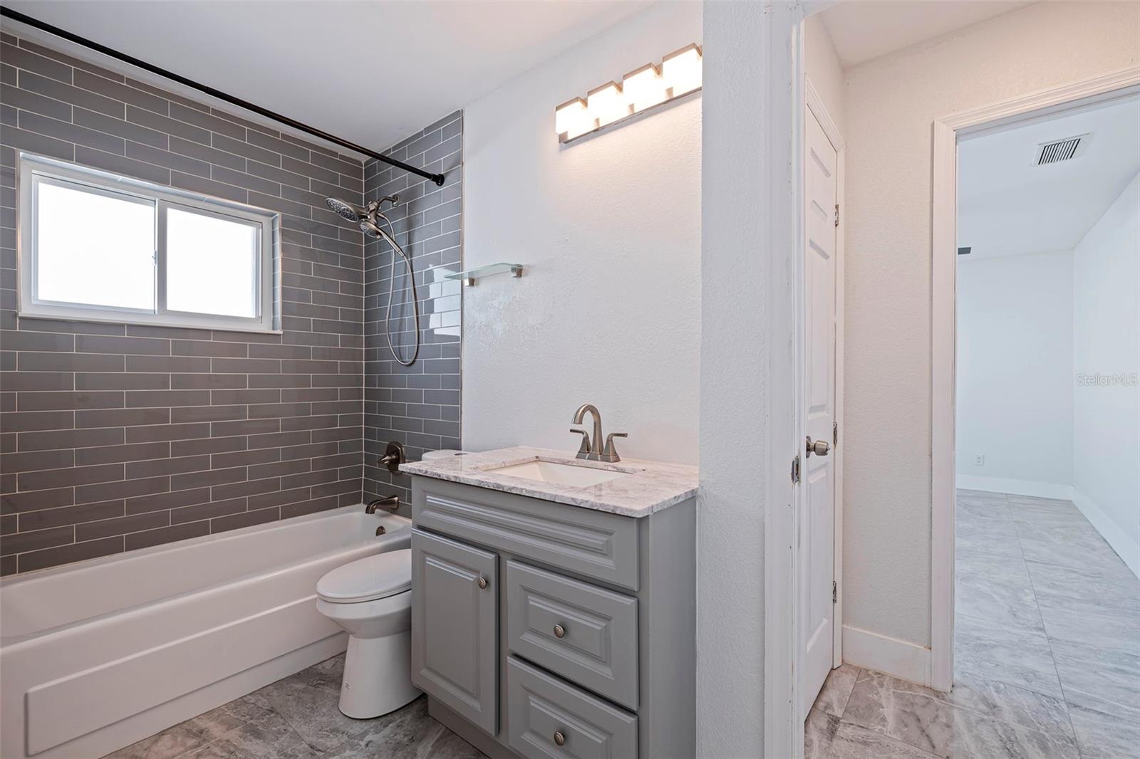 6025 VENETIAN BLVD NE