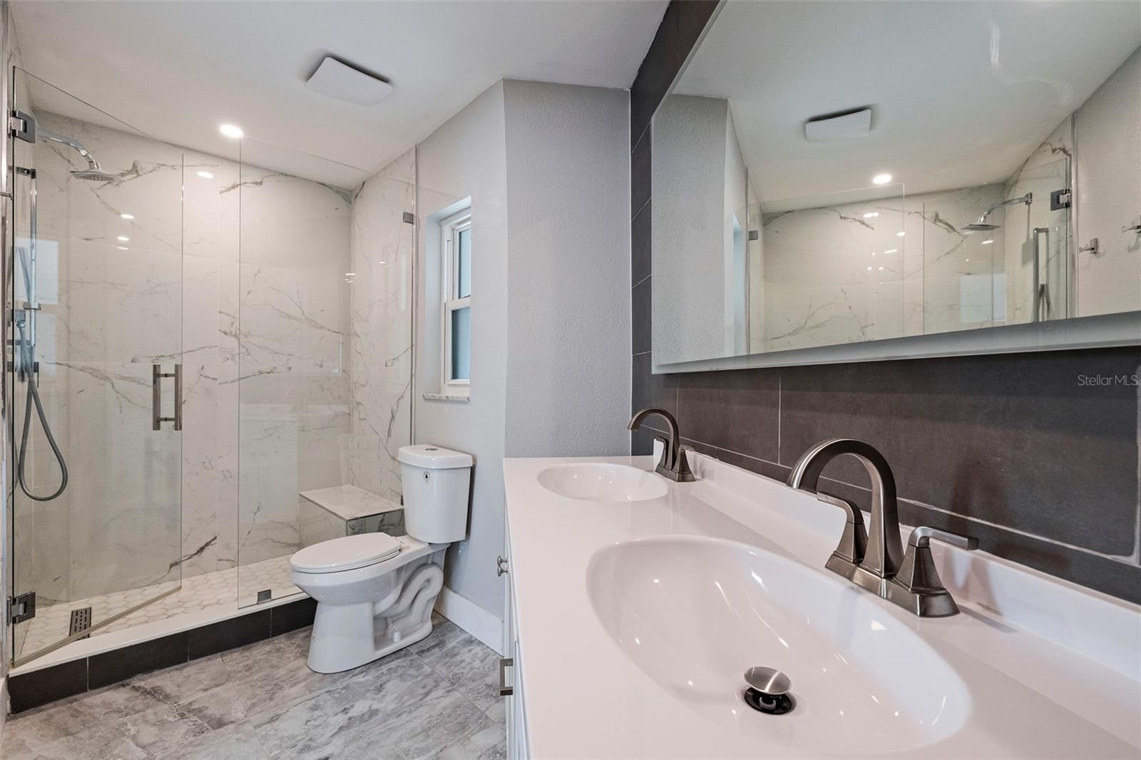 6025 VENETIAN BLVD NE