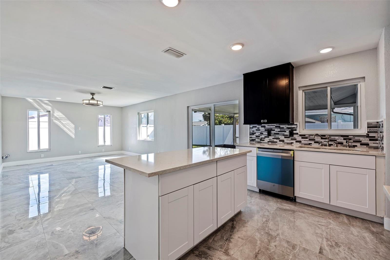 6025 VENETIAN BLVD NE