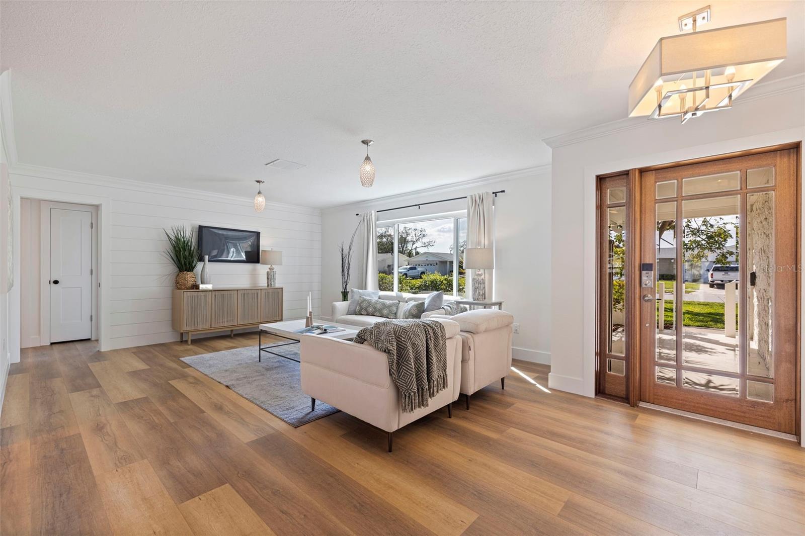 6101 TANGLEWOOD DR NE