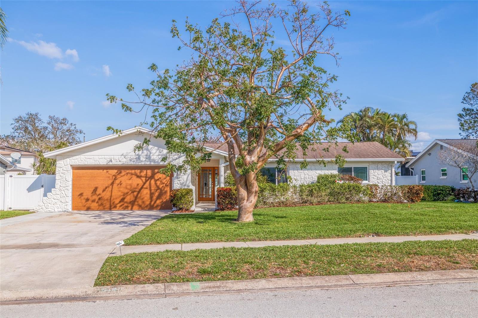 6101 TANGLEWOOD DR NE