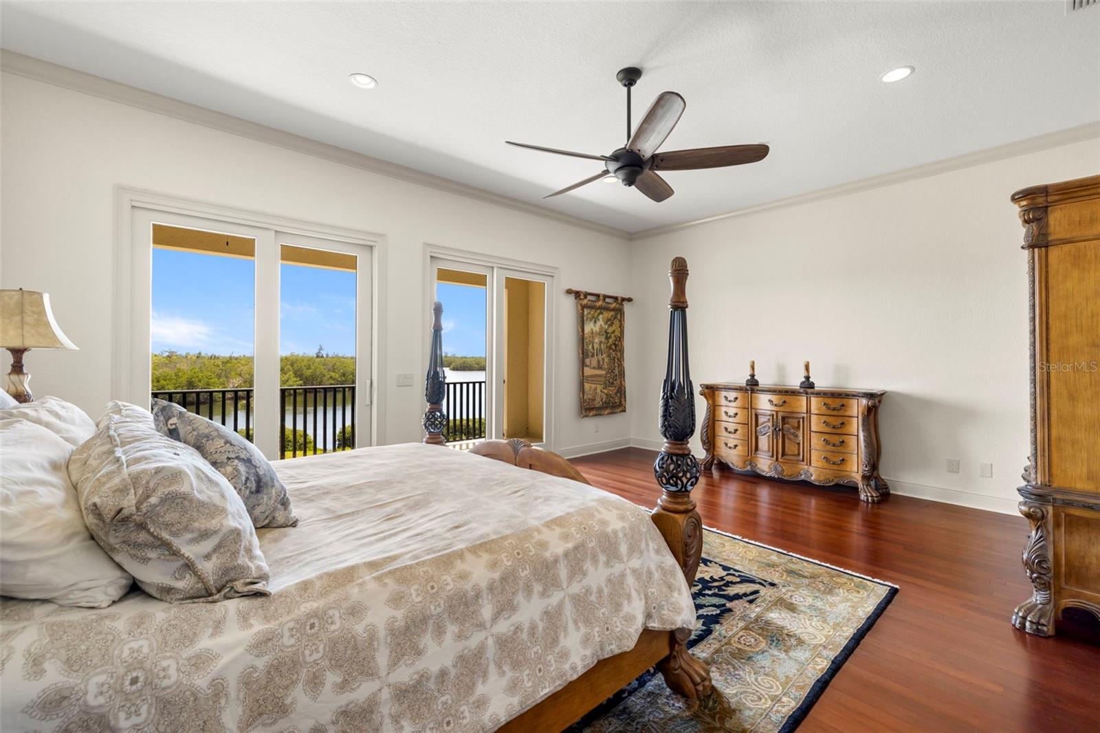 1076 PASEO DEL RIO NE