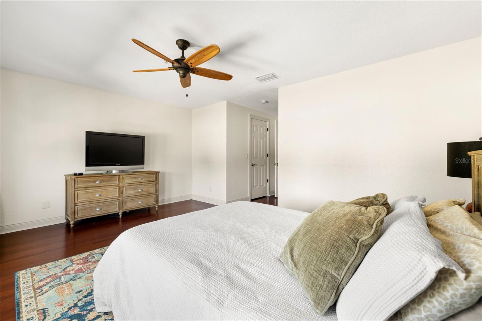 1076 PASEO DEL RIO NE