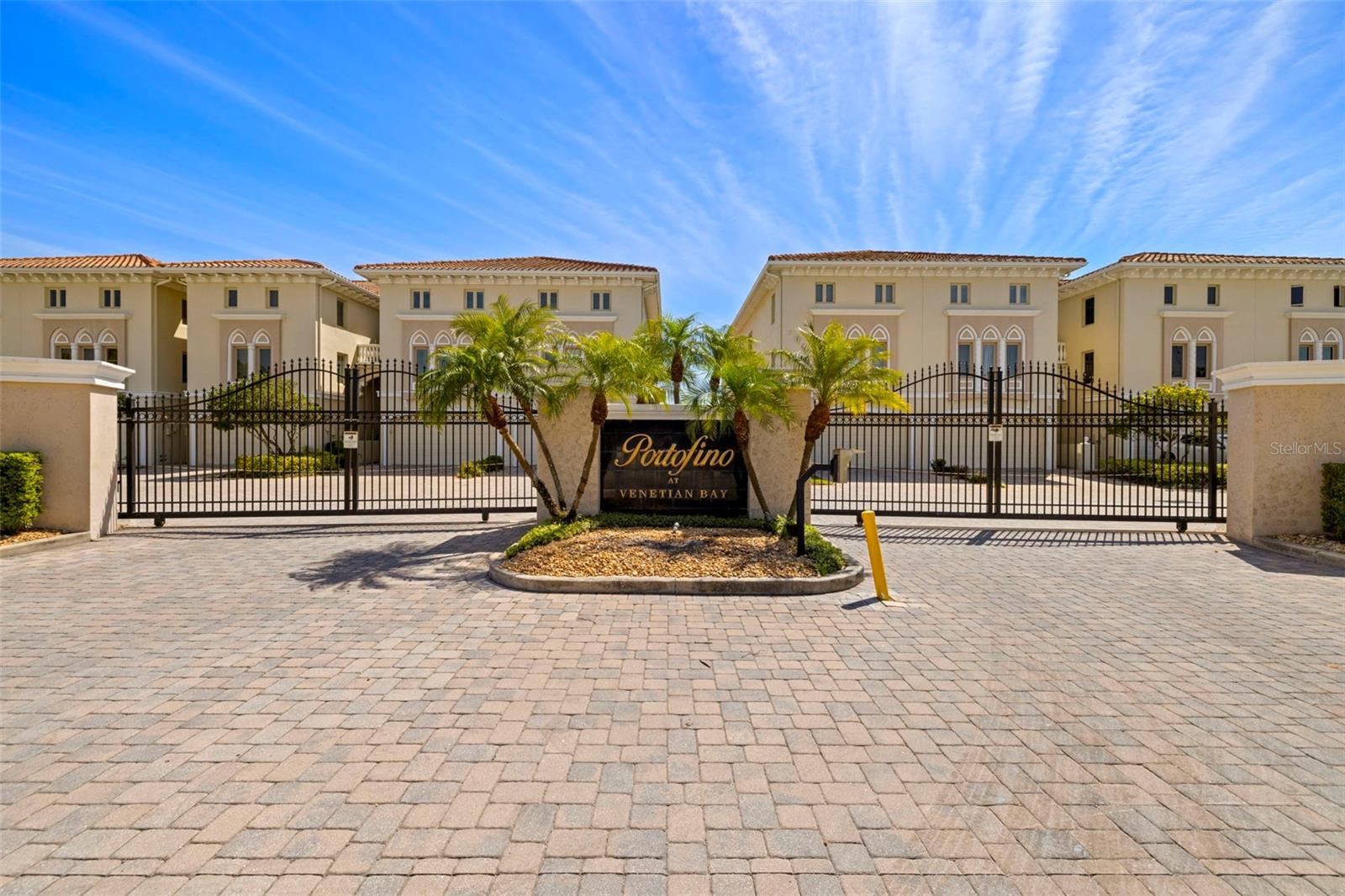 1076 PASEO DEL RIO NE