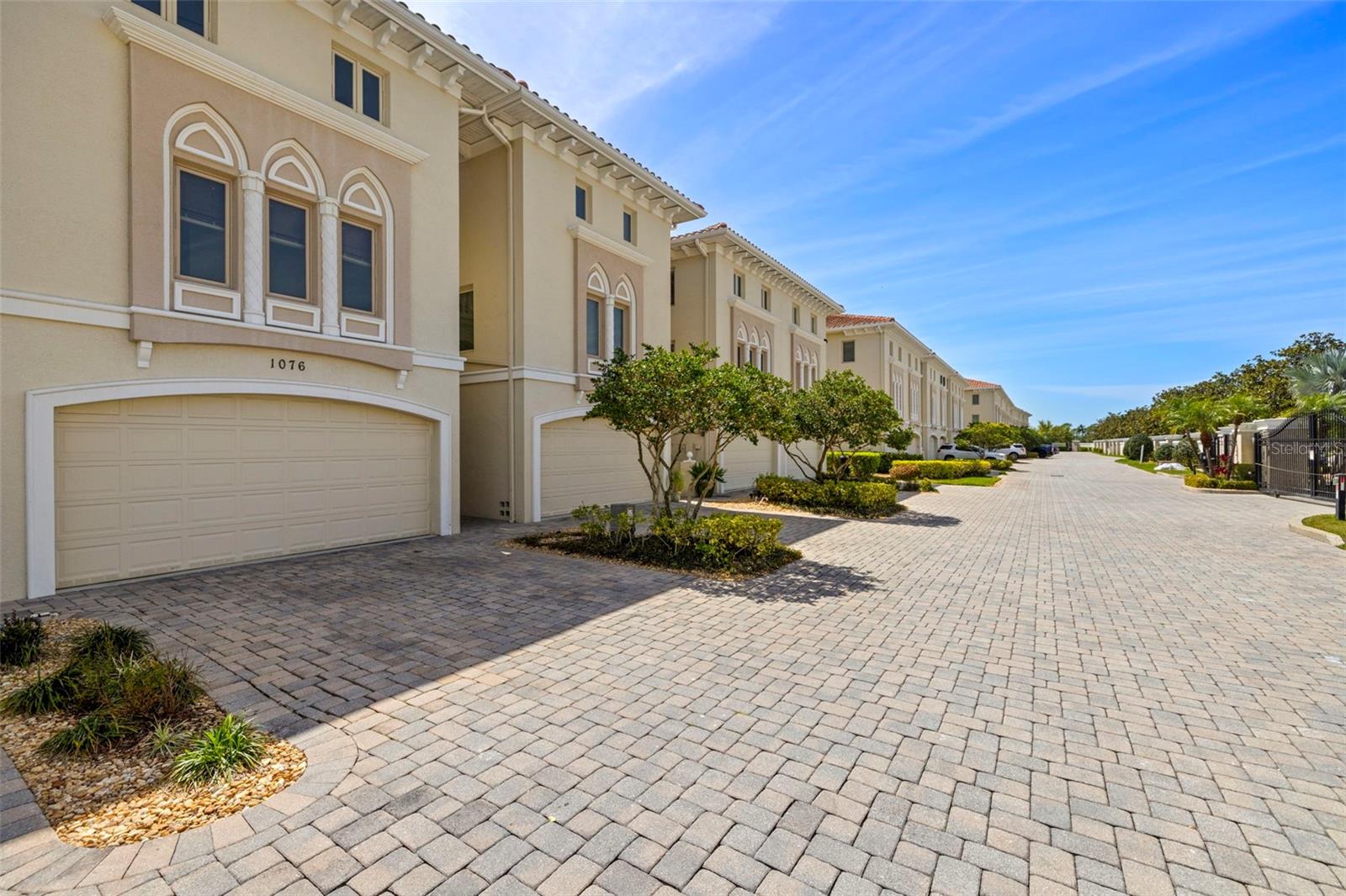 1076 PASEO DEL RIO NE