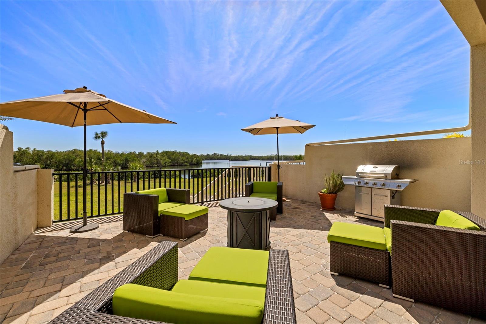 1076 PASEO DEL RIO NE