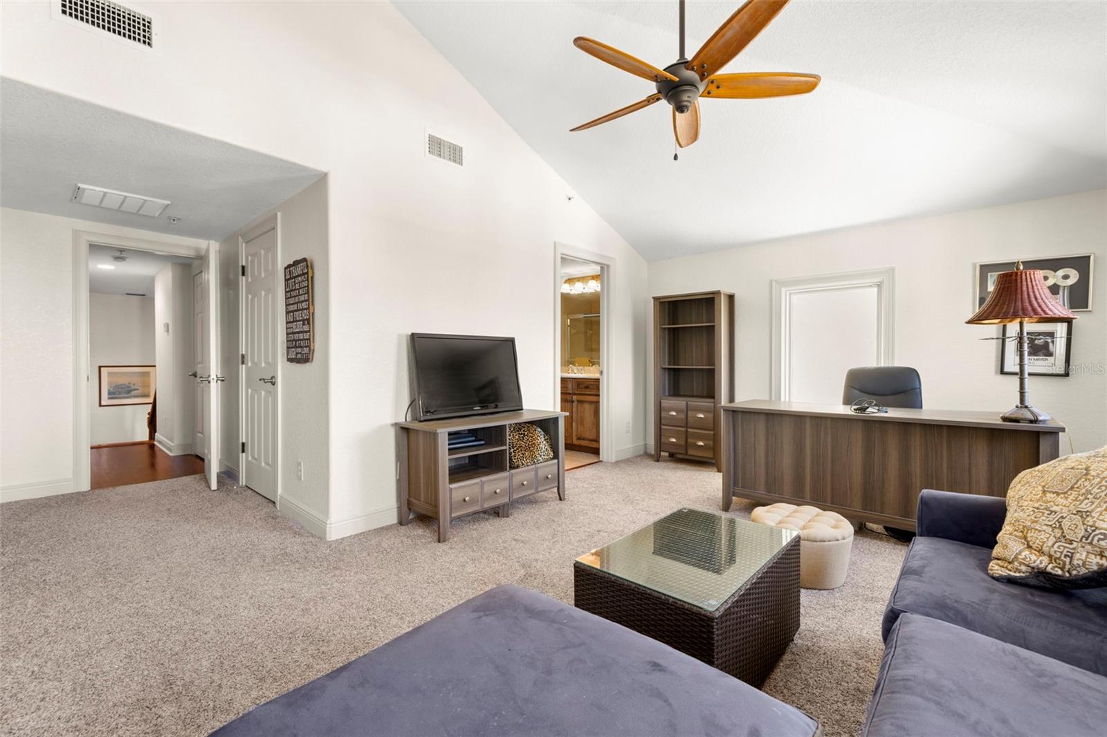 1076 PASEO DEL RIO NE