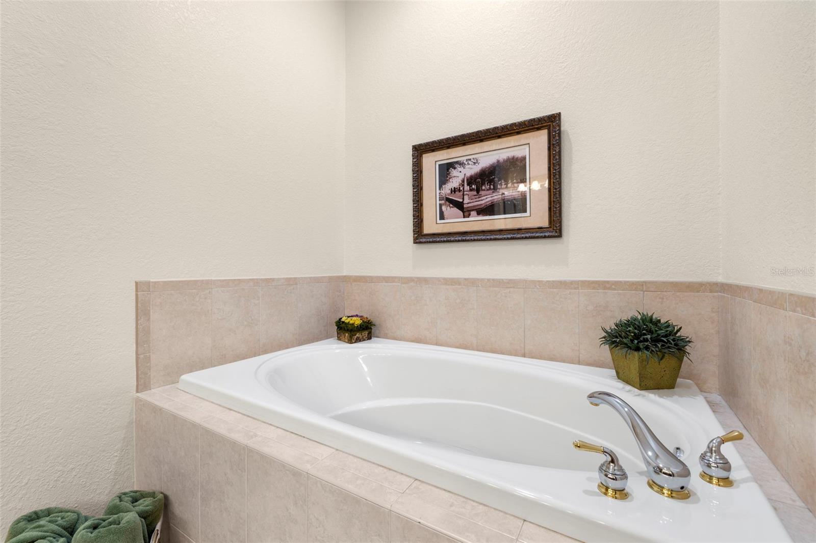 1076 PASEO DEL RIO NE