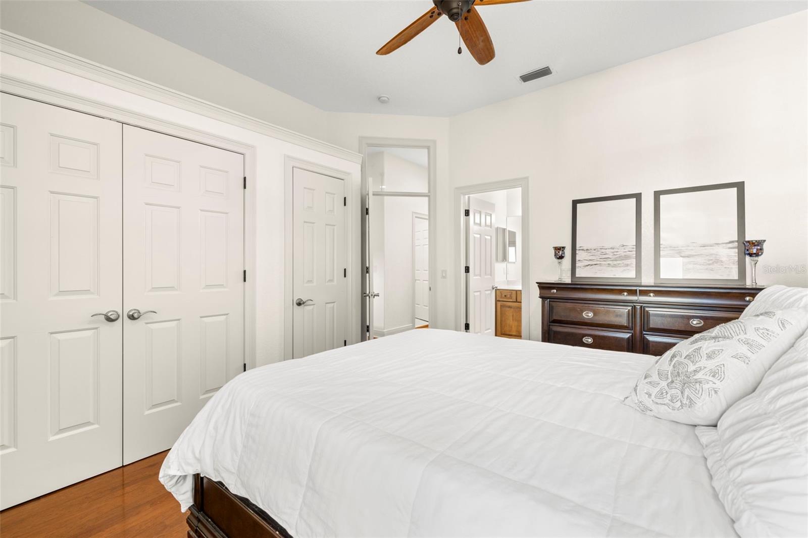 1076 PASEO DEL RIO NE