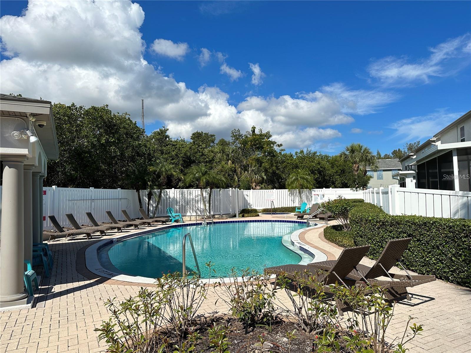 1076 PASEO DEL RIO NE