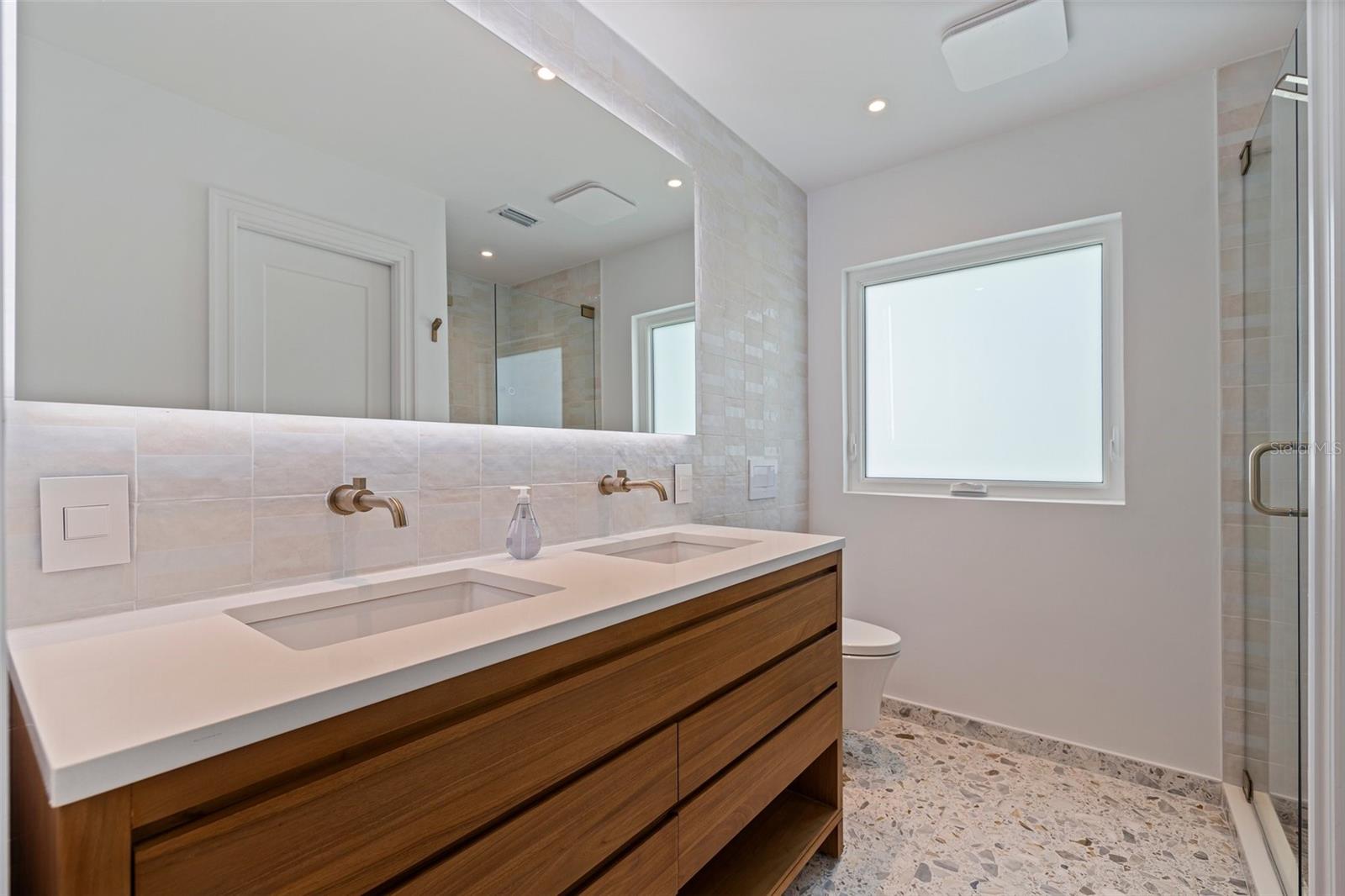 5164 VENETIAN BLVD NE