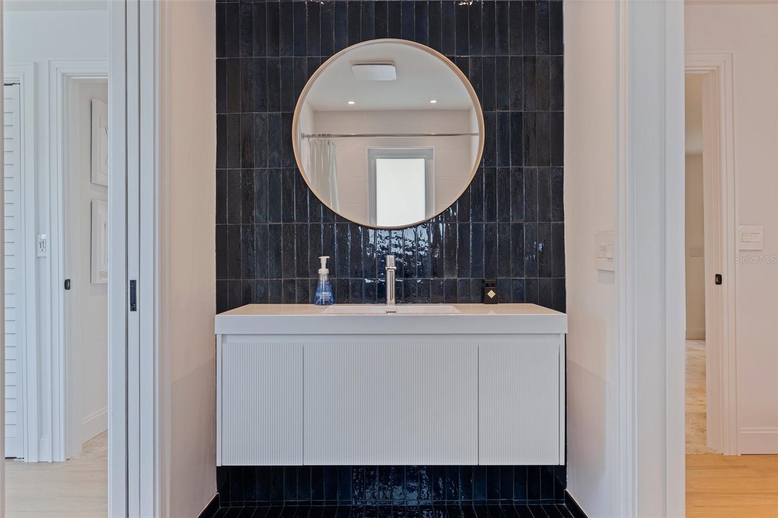 5164 VENETIAN BLVD NE