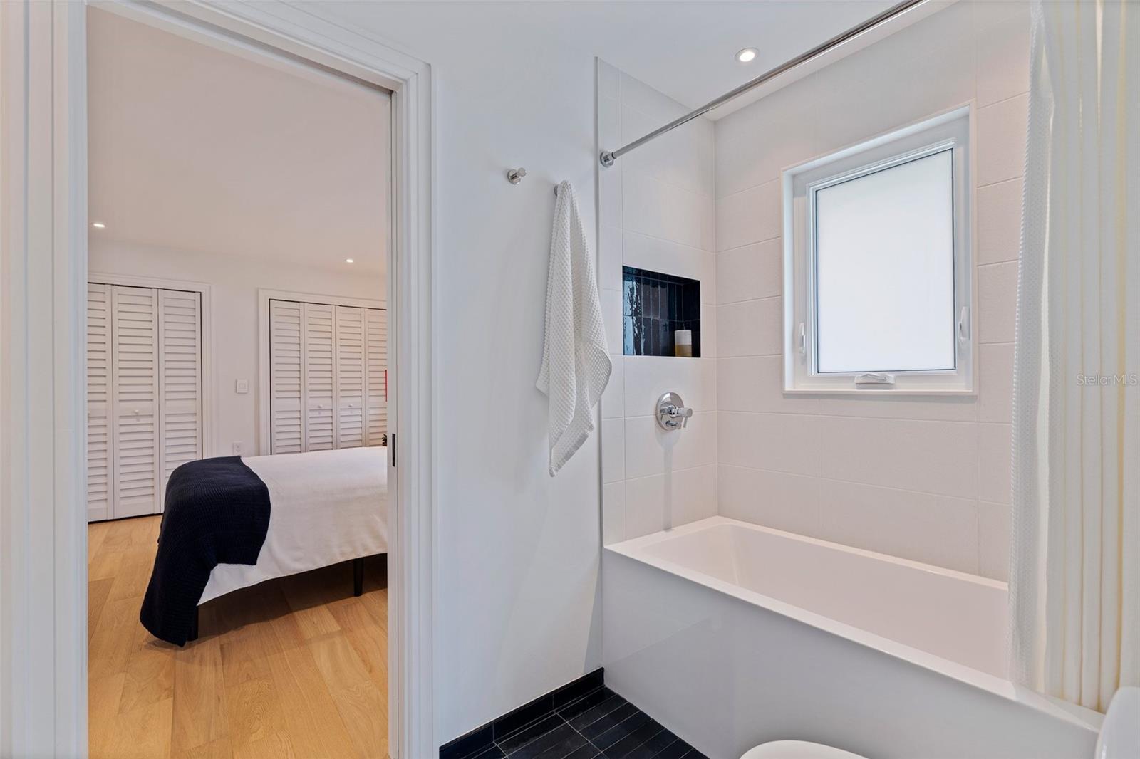 5164 VENETIAN BLVD NE