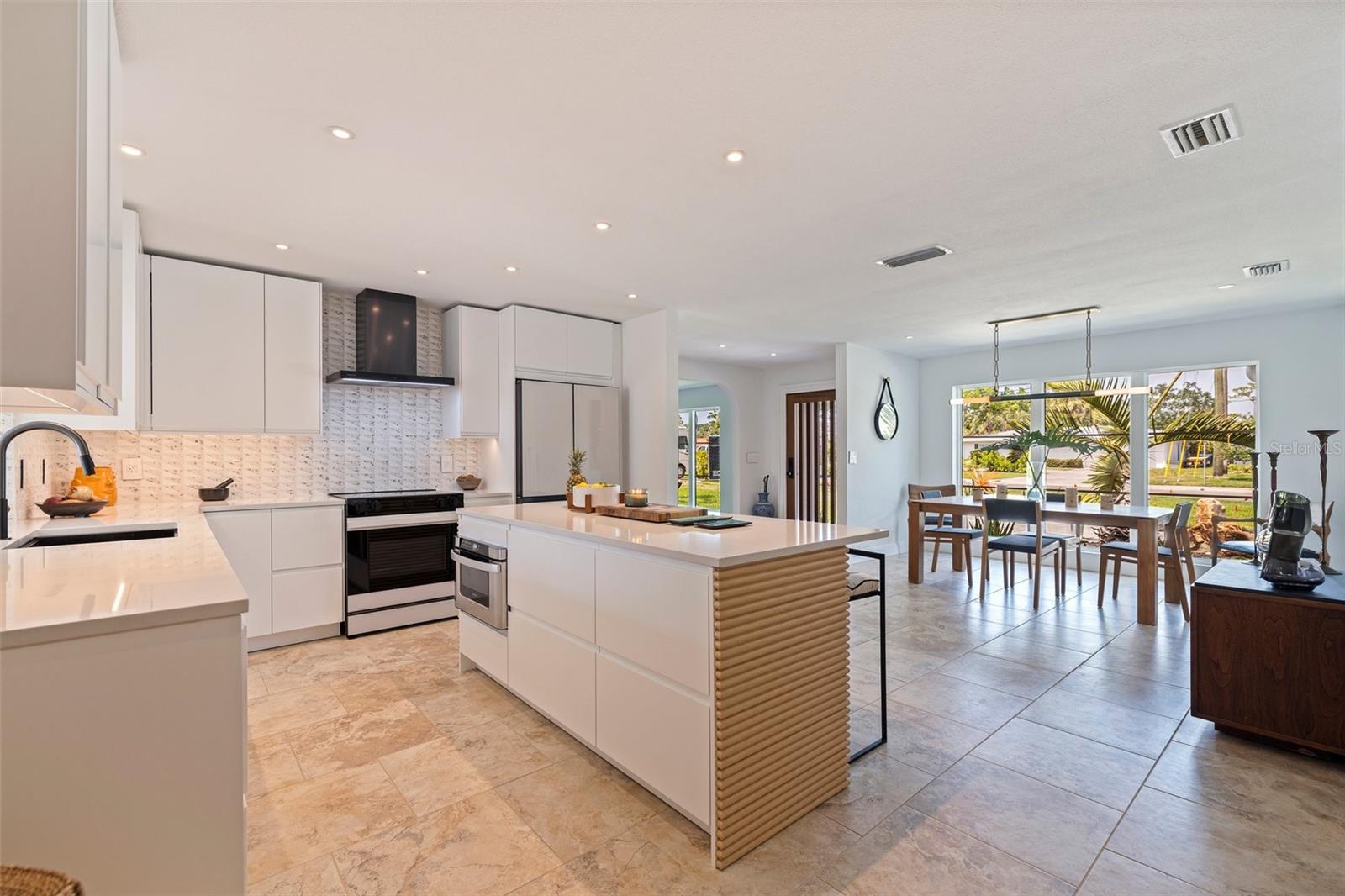 5164 VENETIAN BLVD NE