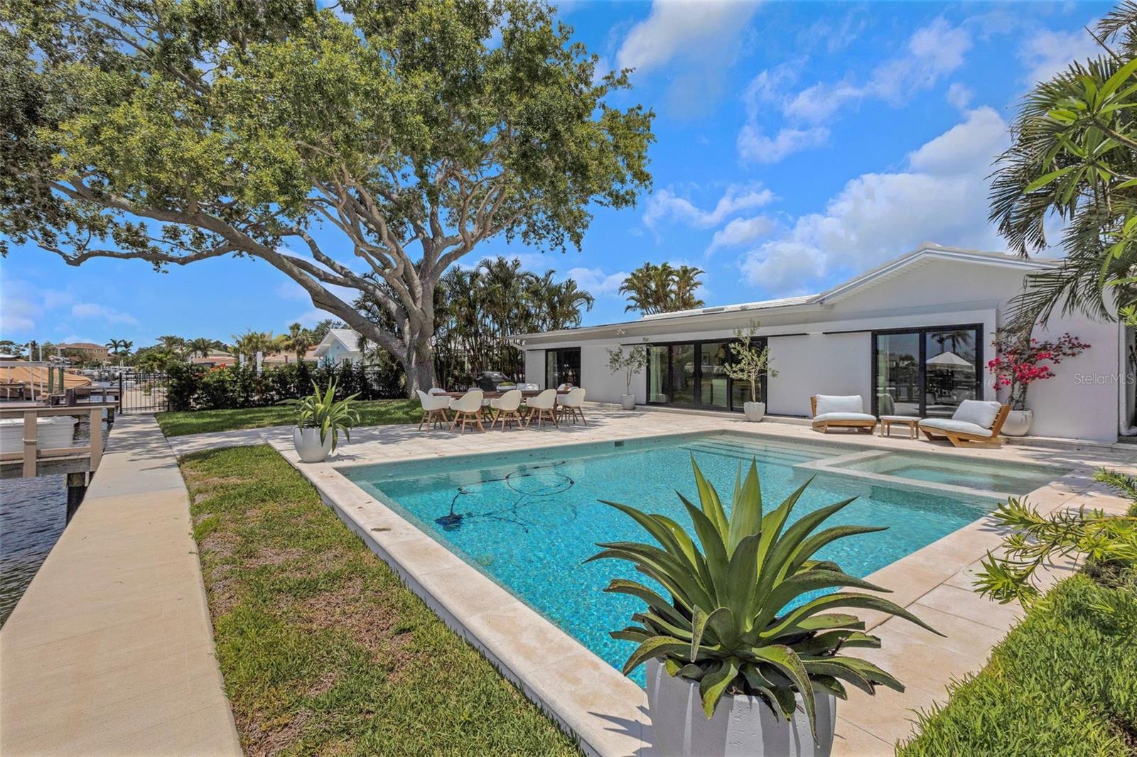 2084 MASSACHUSETTS AVE NE