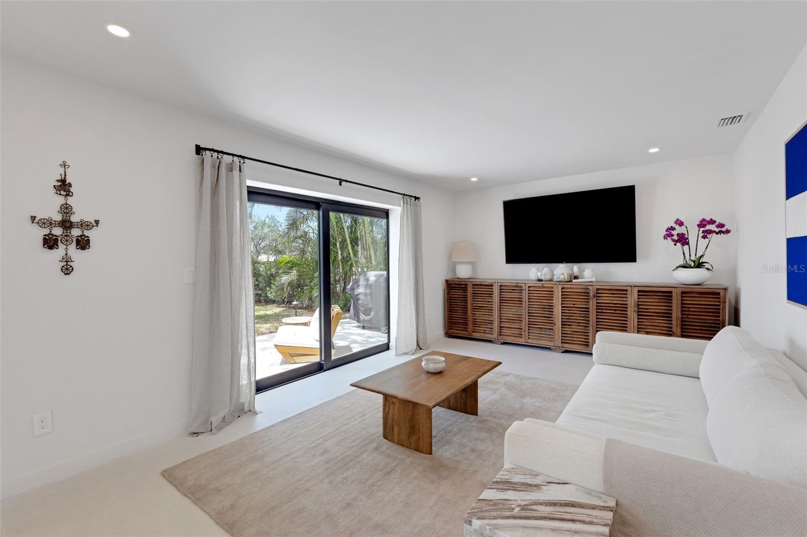 2084 MASSACHUSETTS AVE NE