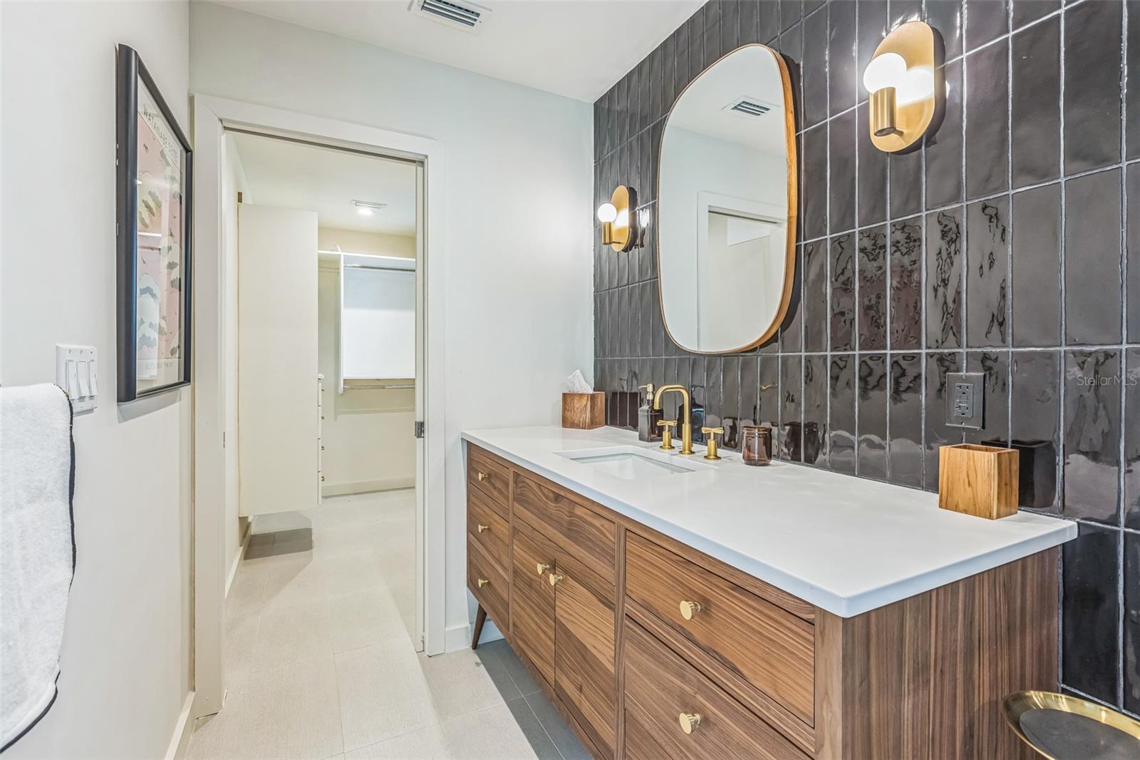 2084 MASSACHUSETTS AVE NE