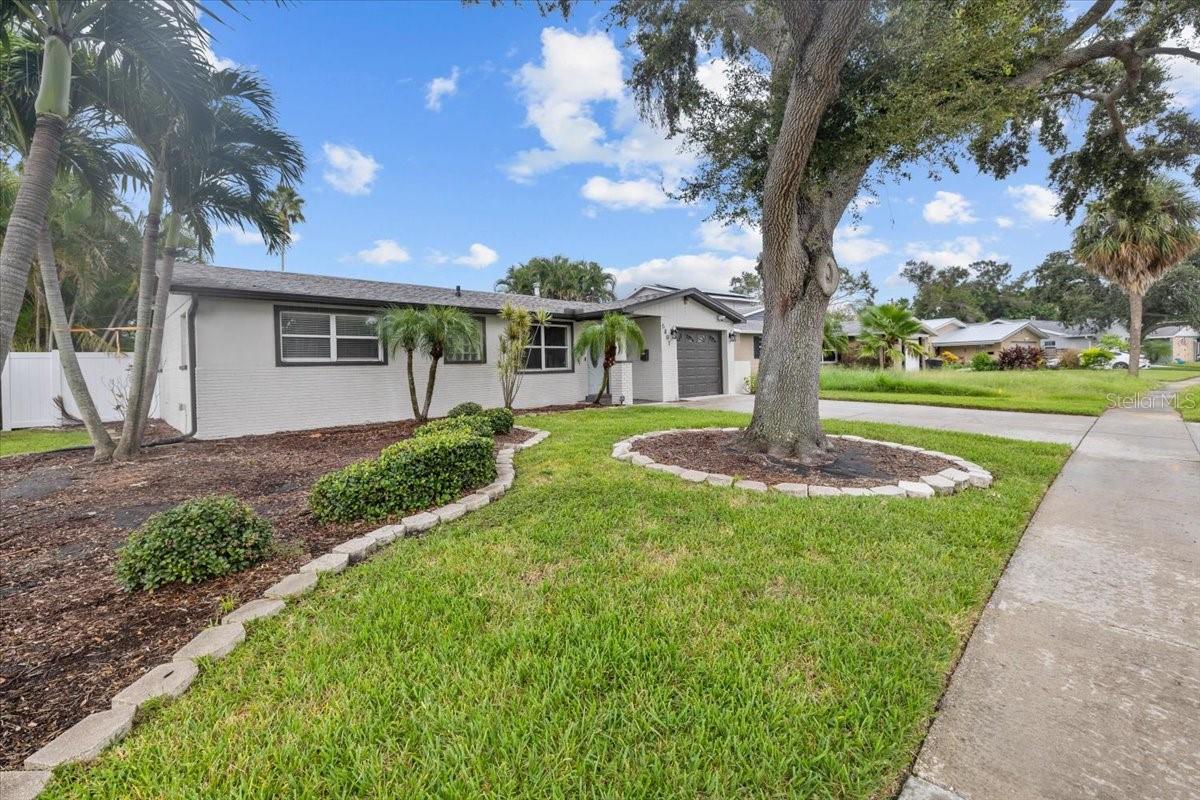 5801 VENETIAN BLVD NE