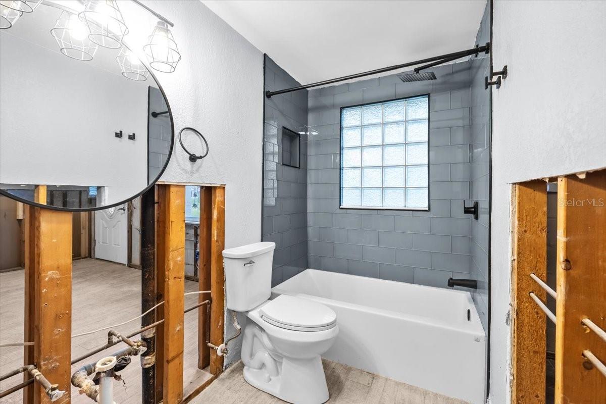 5801 VENETIAN BLVD NE