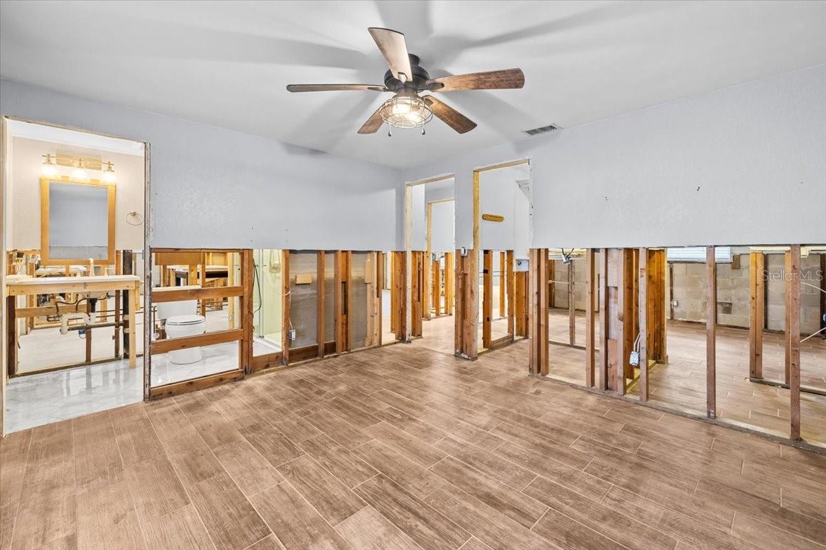 5801 VENETIAN BLVD NE