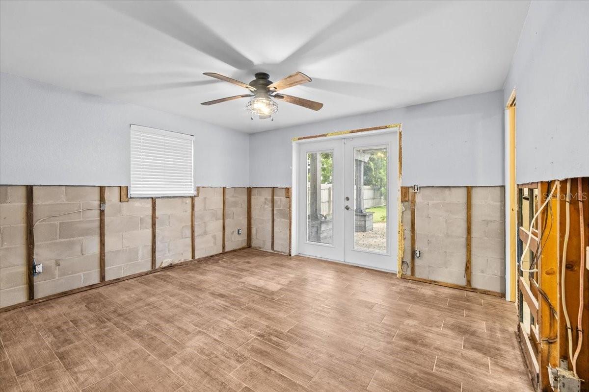 5801 VENETIAN BLVD NE