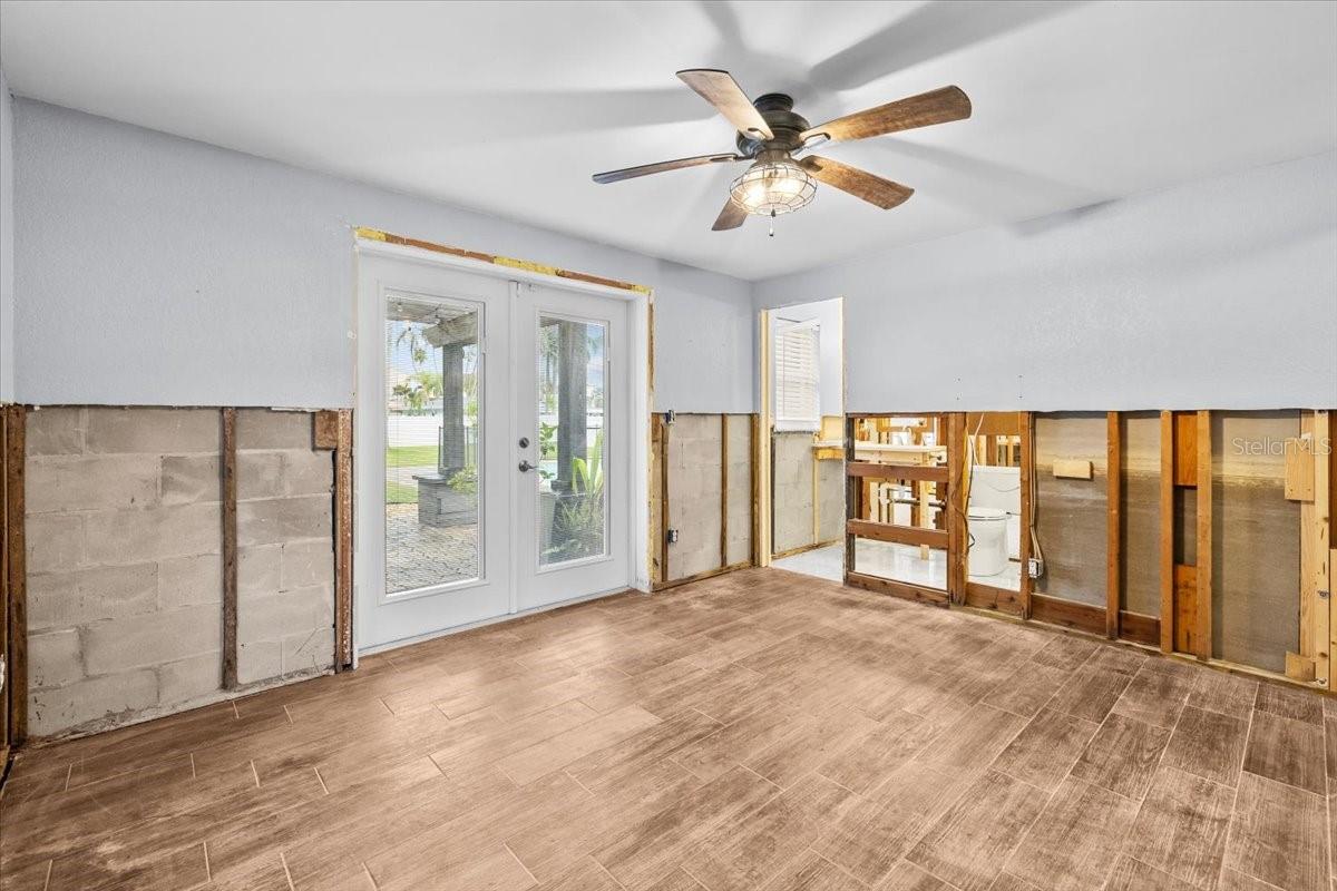 5801 VENETIAN BLVD NE