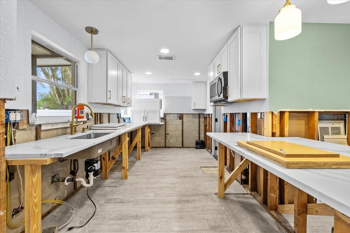 5801 VENETIAN BLVD NE