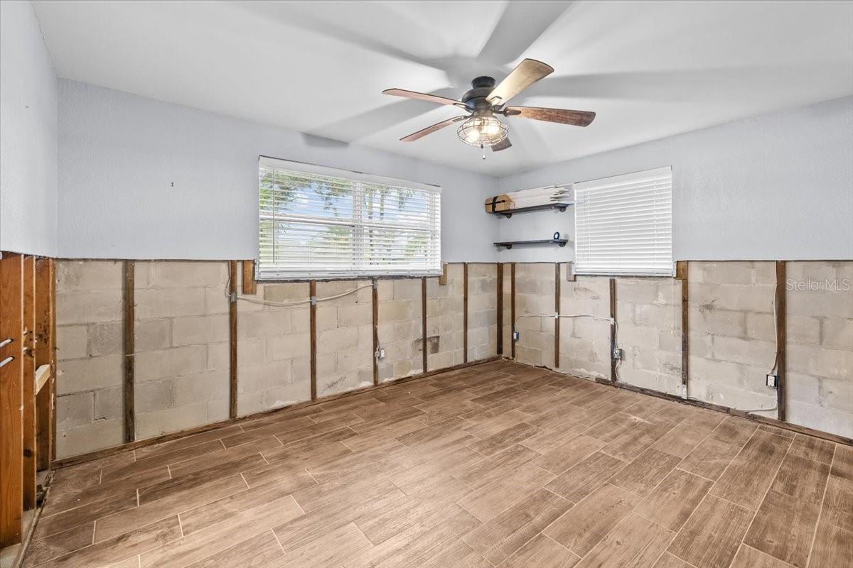 5801 VENETIAN BLVD NE