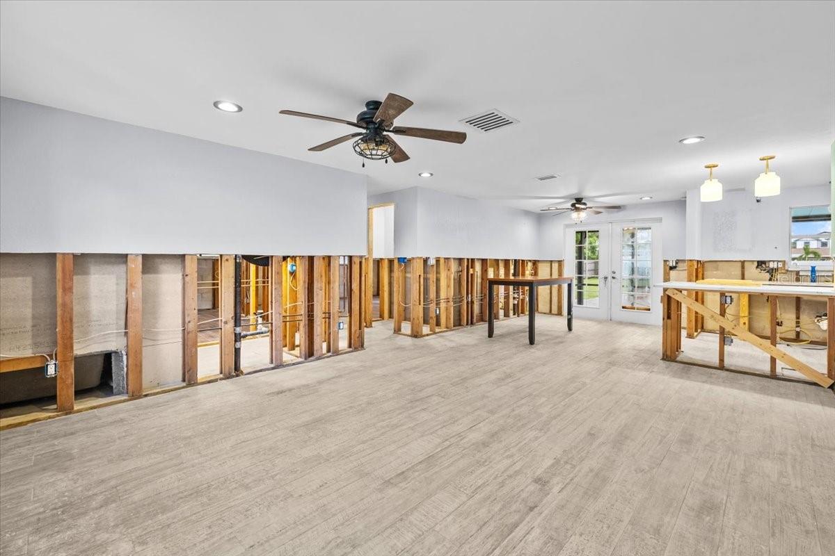 5801 VENETIAN BLVD NE