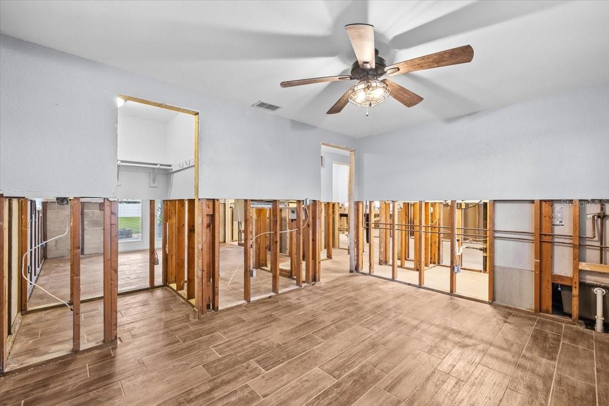 5801 VENETIAN BLVD NE