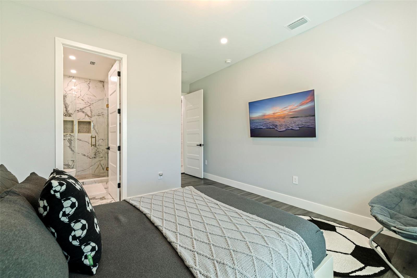 6062 BAYOU GRANDE BLVD NE