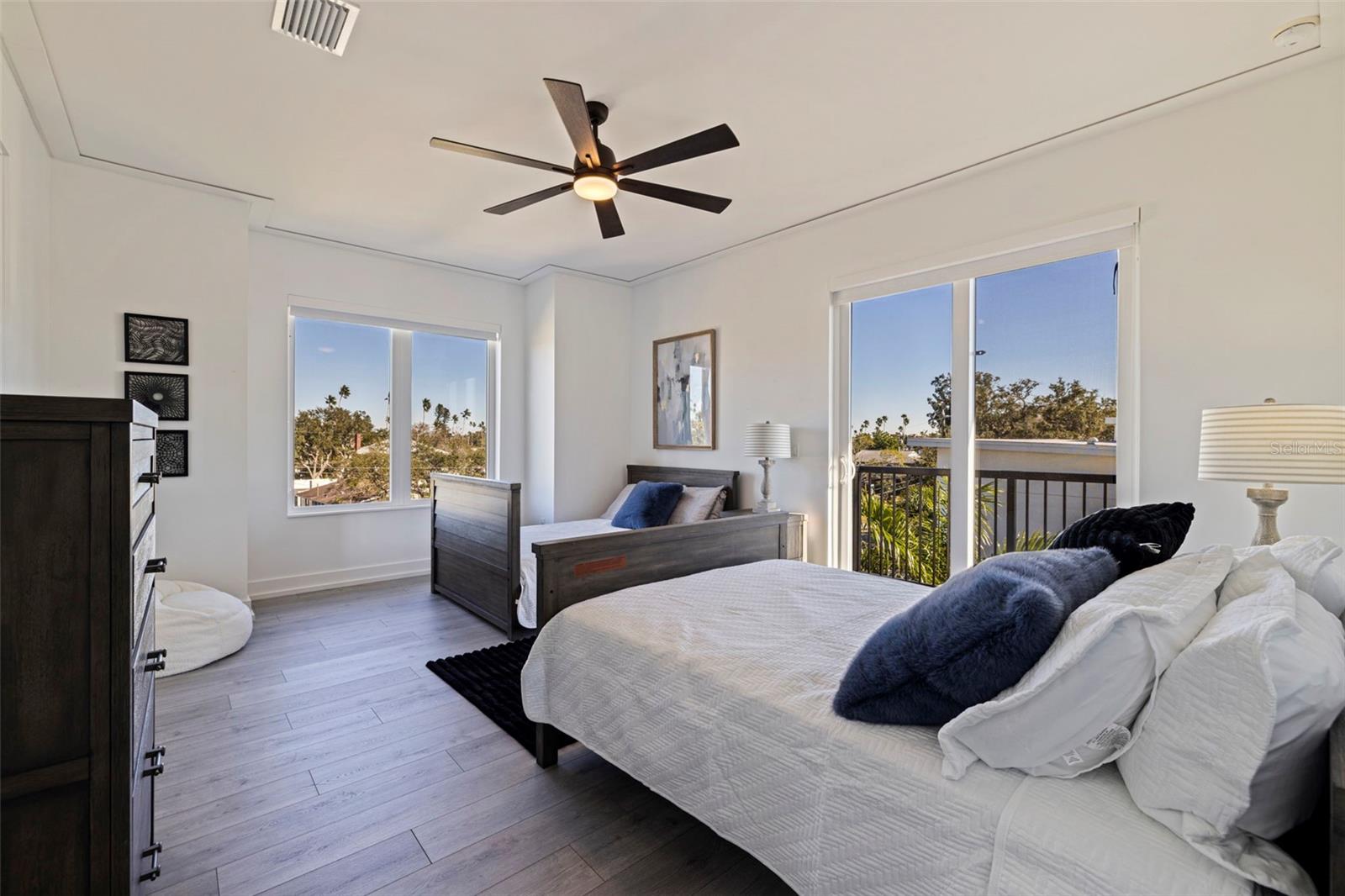 3830 SHORE ACRES BLVD NE