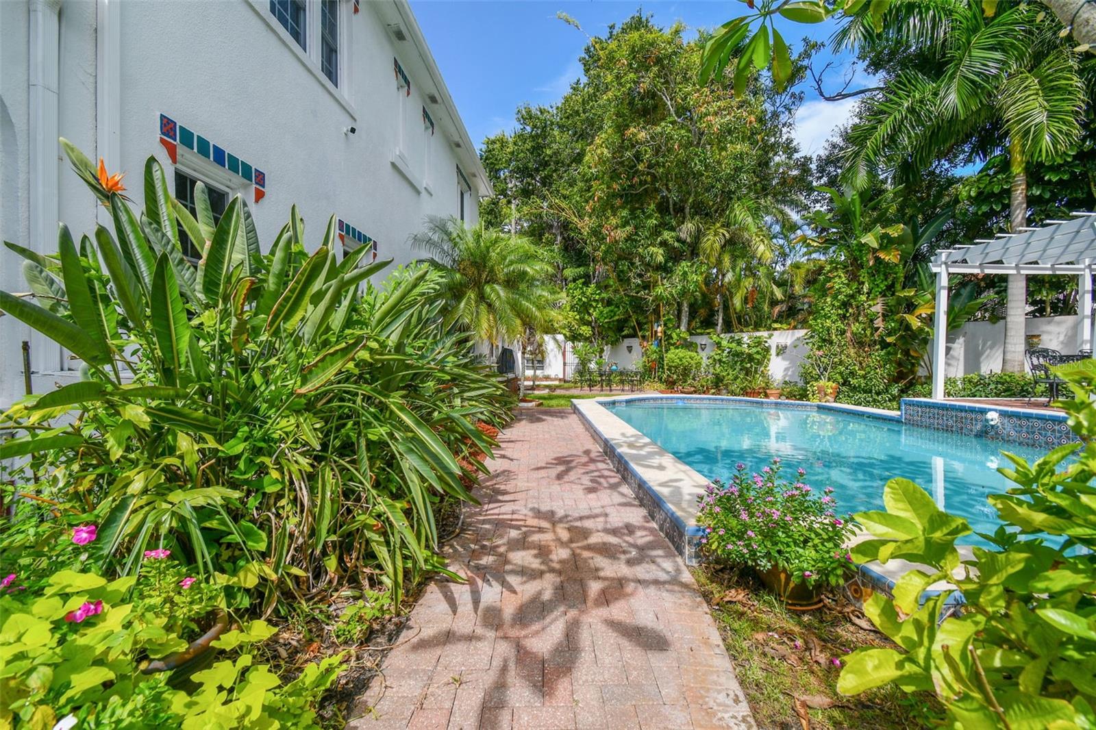 2240 COFFEE POT BLVD NE