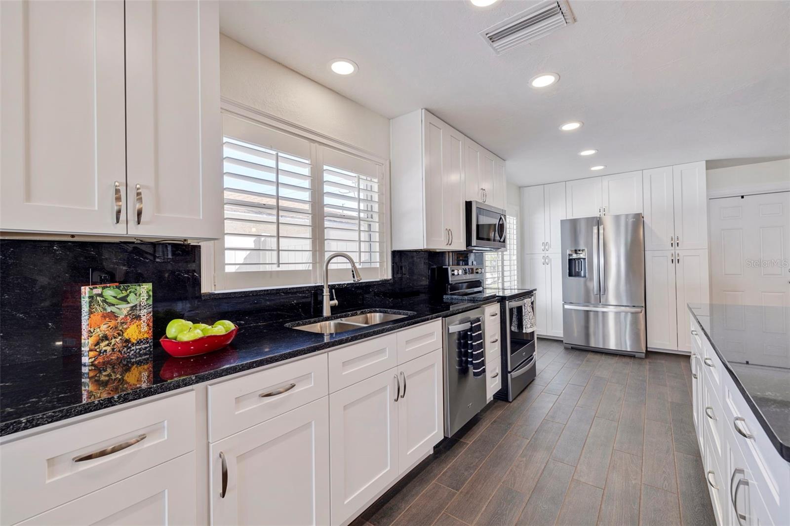 1545 N DAKOTA AVE NE