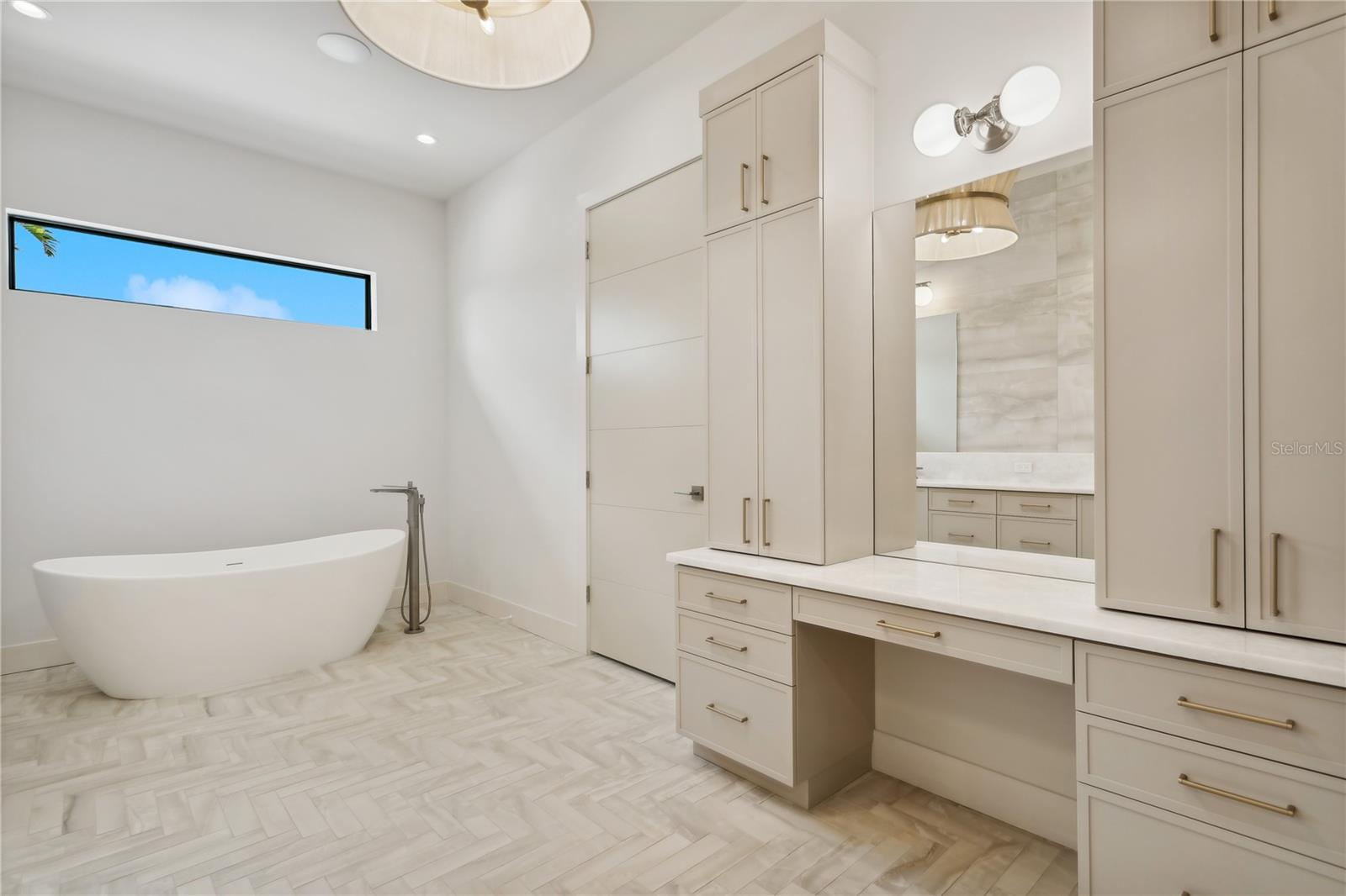 1254 CORDOVA BLVD NE