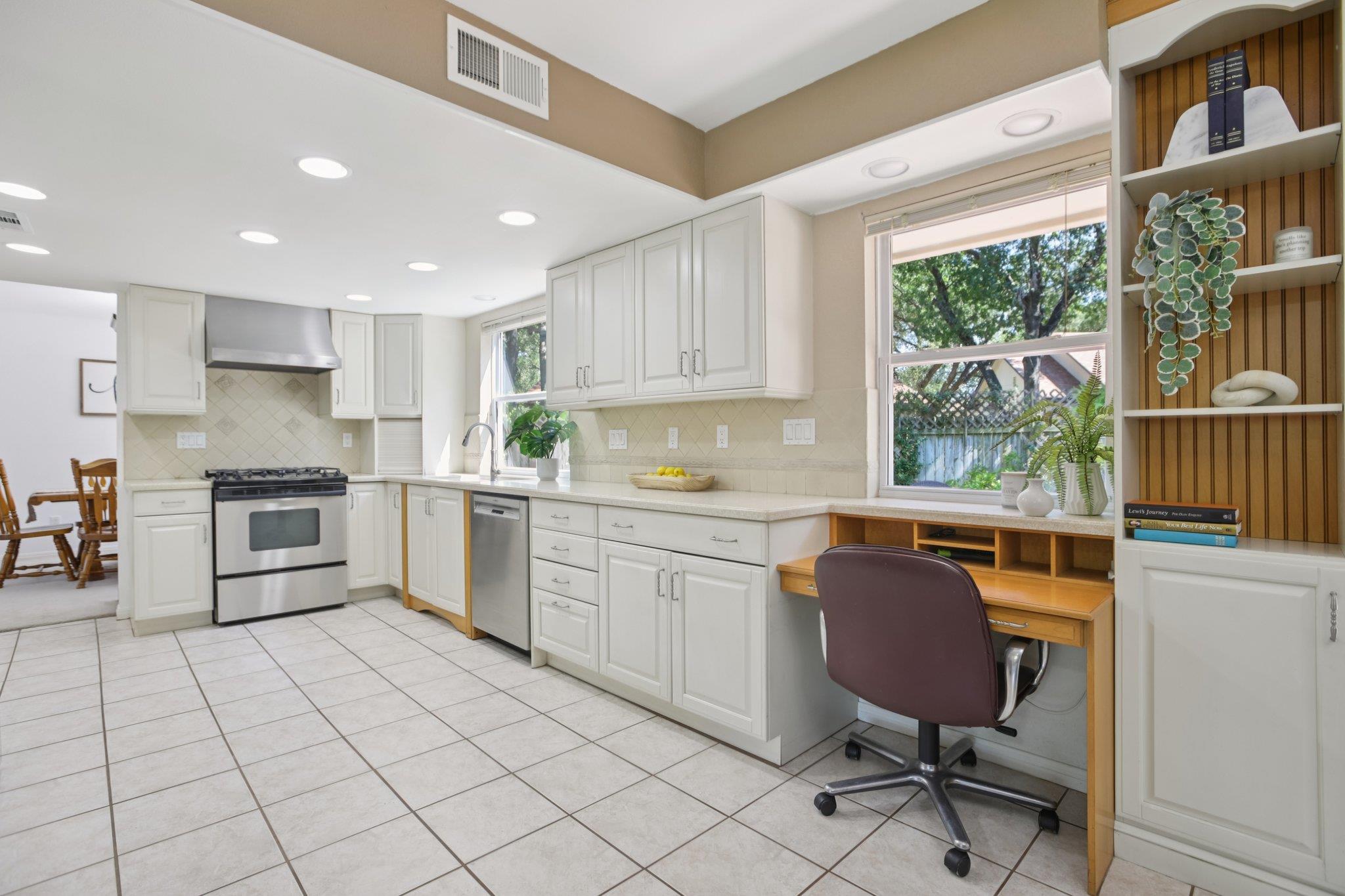 4107 Adelphi LN
