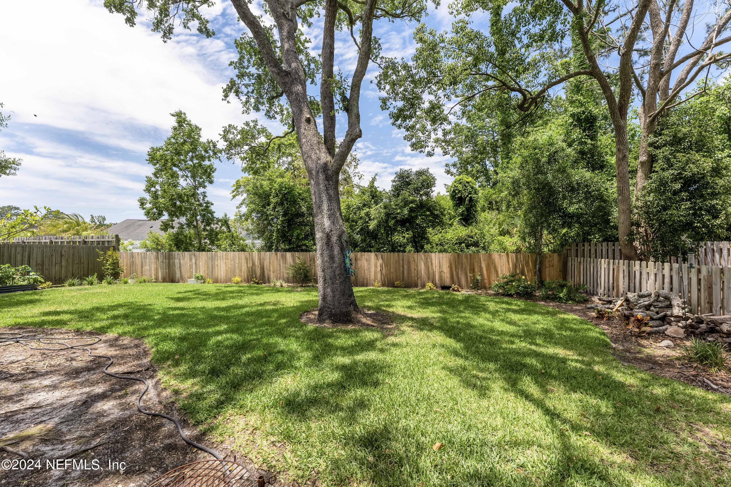 1242 BLUE HERON Lane N